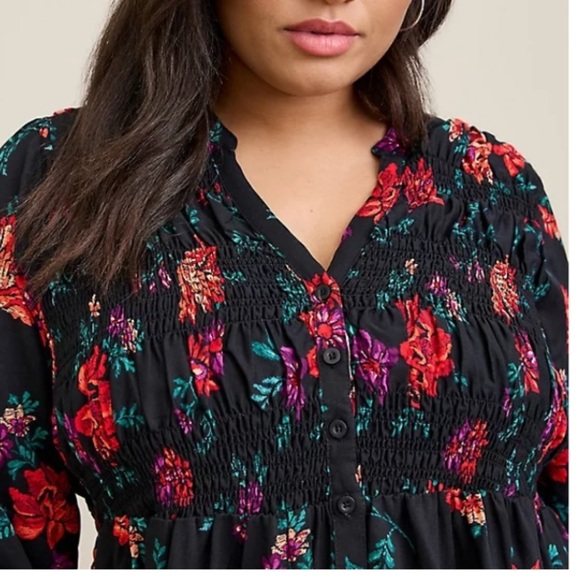 TORRID NWT RAYON TWILL SMOCKED BUTTON-FRONT TUNIC TOP - Picture 4 of 6